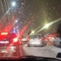 Teška nesreća na auto-putu Kamion pokušao da pretekne automobil, nastao karambol (video)