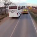 Snimak opasne vožnje autobusa punog putnika šokirao region: Izbegnuta tragedija u poslednjem trenutku