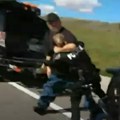 "Pusti je Odmah" Naoružani muškarac tokom pretresa zgrabio policajku za vrat, a to mu je bila životna greška (video)