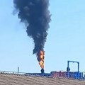 Kulja gusti crni dim iz Petrohemije kod Zrenjanina, vidi se i plamen (video)