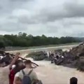 Srušio se čelični most u indiji: Poginulo šestoro osoba, veliki broj ljudi povređeno (foto/video)