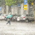 Услед јаког невремена у Београду повређено пет особа, киша и ветар у Новом Саду, у Ветернику падао град, у Шиду се урушио део…
