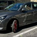 Zašto ovaj auto ima ovako uske točkove?