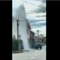 Sudar u Leskovcu: Auto udario u hidrant, voda šikljala nasred ulice – VIDEO