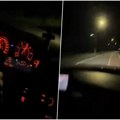 Ima li ovaj čovek dušu?! Pogledajte bahatu vožnju kroz Spomen-park Šumarice! Em rizikuje život, em gazi po sećanjima - narod…