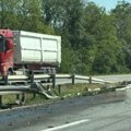 Haos na auto-putu kod Smedereva: Ogromni šleper potpuno izgubio kontrolu, rasturio zaštitnu ogradu!