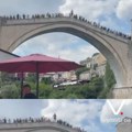 Mladić skočio sa mosta i nestao u vodi! Posmatrači prvo tapšali, a onda je usledila panika: Dramatičan snimak akcije…