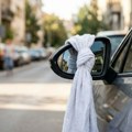 Ako vidite auto sa belim peškirom na retrovizoru, nipošto ga ne dirajte: Ovo je tajni znak vozača koji može spasiti život