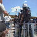 VIDEO Suzavac, kordon i guranje sa građanima: Policija primorava Užičane da se udalje od gradskog trga, oni skandiraju…