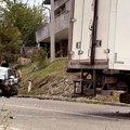 (Foto) Auto smrskan, delovi rasuti po putu! Teška nesreća kod Kokinog Broda, stanje učesnika nije poznato