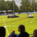 U Engleskoj na poluvremenu fudbalske utakmice na teren dovezli pogrebno vozilo