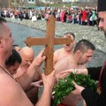 Plivanje za krst časni: Tradicionalna bogojavljenska manifestacija u Kraljevu (foto)