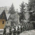 Sneg počeo i u ovom gradu Padavine od jutros parališu Srbiju, obelela 3 dela zemlje - prvi prolećni vikend nikad varljiviji…