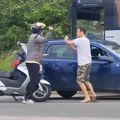 Strahota u Sremskoj Kamenici Motorista šutnuo u glavu vozača automobila kamere sve snimile (video)