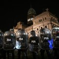 Burno u Buenos Ajresu: Suzavac i vodeni topovi protiv demonstranata