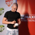 Voyage se družio sa fanovima u Maxi-ju: Pevač potpisivao svoj novi brend ledenih čajeva „Volim tea“