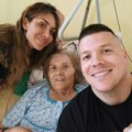 "Žena koja me rodila i žena koja me je preporodila": Sloba fotografijom raznežio sve, njegova majka u bolničkom krevetu