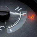 Upalila vam se ova lampica u automobilu? Mnogi ne znaju njeno značenje, a može da vas ostavi nasred puta