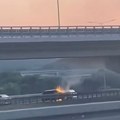 Gori automobil na: Auto-putu Stvorili se zastoji na ovoj deonici: Vatra "progutala" vozilo, gusti dim kulja (video)