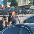 Kaća i gobelja razmenjivali poljupce u javnosti: Pevačica otišla na put, suprug je privukao sebi, pa pali sočni pozdravi (foto)…