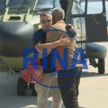 Bratski zagrljaj i slika koja govori više od hiljadu reči: Ovako je ispraćena srpska posada iz Podgorice koja je gasila…