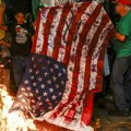 Stroge kazne za paljenje američke zastave