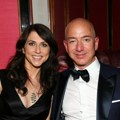 Bezos se bahati, a Mekenzi daje milijarde: Poklonila neverovatnih 70 miliona dolara!