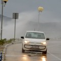 Snažno nevreme pogodilo Zadar, snimci su zastrašujući: Auto upao u šahtu, uništen deo mosta