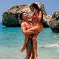 Bikini jedva pokrio intimne delove! Ena i Peja se prepustili strastima na plaži u Grčkoj, podigao je u naručje pa pao strasan…
