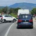 Auto ostao bez oba točka! Teža saobraćajna nezgoda u Velikoj Župi, ovo je rizična deonica na putu ka primorju