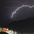 Čak 40.000 udara groma na jednom mestu u Italiji! Žestoko nevreme, narod u strahu, vozovi stali sa saobraćajem