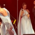 Jelena Tomašević vrisnula usred pesme: Publika joj mahala da stane, na binu istrčao Ivan Bosiljčić (video)