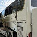 (Foto, video) Zapalio se autobus naših đaka na ekskurziji u Pragu. Ogroman dim na parkingu hotela, deca bila na doručku