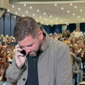 Aca Kos stigao na koncert Petra Graša bez Čede: Povređen i sa longetom na nozi stigao u Sava Centar