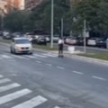 Beograđani besni Kamera sve zabeležila, evo šta devojka radi na Južnom bulevaru (VIDEO)