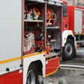 Požar na Banovom brdu gasi 11 vatrogasaca, stanari evakuisani