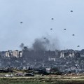 Palestinci u Gazi čekali humanitarnu pomoć s neba, paketi pali nekontrolisano i ubili najmanje petoro