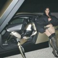 Kim Kardašijan otkrila koliko je plaćena za bizarne fotografije sa robotom: Starletu napali da je dobila 30.000 dolara, evo…