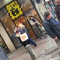 (Paparaco) naš glumac sedi na trotoaru,: svi ga šokirano posmatraju: Evo šta je radio usred bela dana