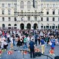 Kurir u Gracu! Građani ispred katedrale odaju počast stradalima: “Moramo biti ujedinjeni u bolu i tragediji koja je zadesila…