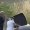 "Ljudi, jel ovo realno?" Snimak iz Crne Gore izazvao haos na mrežama! Devojka se našla u neprilici, a onda je džentlmen sišao…