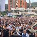 „Mi večeras goloruki trazimo slobodu, lepotom, čašću i znanjem“: Nekoliko hiljada Užičana protestovalo ispred Skupštine grada…