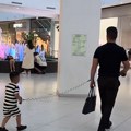 Snimak oca koji je zajedno sa sinom prošetao tržnim centrom izazvao haos na mrežama: Zbog jednog detalja svi ga napali - "Dete…