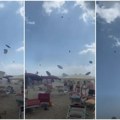 Pijavica podigla suncobrane i izazvala paniku na italijanskoj plaži: Sedmoro povređenih u popularnom odmaralištu (VIDEO)