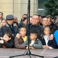 Grli decu, a suza suzu stiže: Tužna scena rasplakala Sarajevo, unuci Halida Bešlića stali pred 30.000 ljudi (Foto)