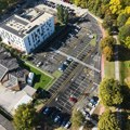 Završen novi parking kod gradskog bedema: 228 mesta, staze za pešake i bicikliste, nova rasveta i ozelenjavanje (FOTO)