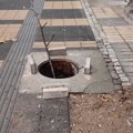 Čitaoci javljaju: Otvorena šahta na nezavršenom trotoaru u Bulevaru oslobođenja