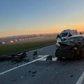 Prve fotografije teškog udesa na Zrenjaninskom putu: Jedan auto u njivi, drugi smrskan, krhotine po putu
