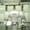 (Video) Zavirite u laboratoriju u kojoj ljudi više nisu potrebni: Roboti preuzeli kompletan posao, čak su prisustvovali…