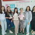 Učiteljica Olgica od danas u penziji: Đaci joj priredili dirljiv ispraćaj (foto)